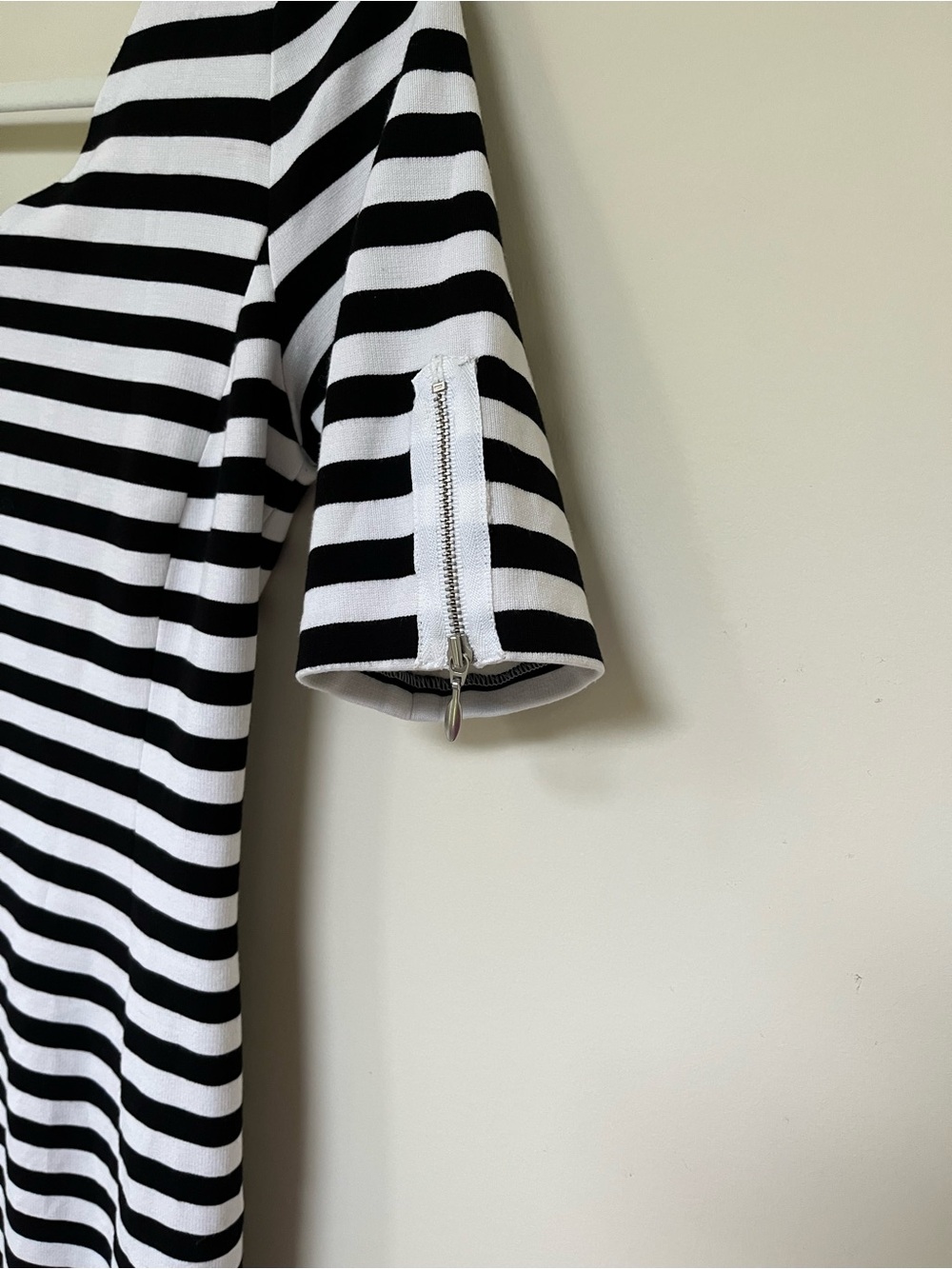 Banana Republic Dress ~ Stripped Black & White ~ Flattering Fit Ponte ~ Size: 6 - Picture 4 of 8